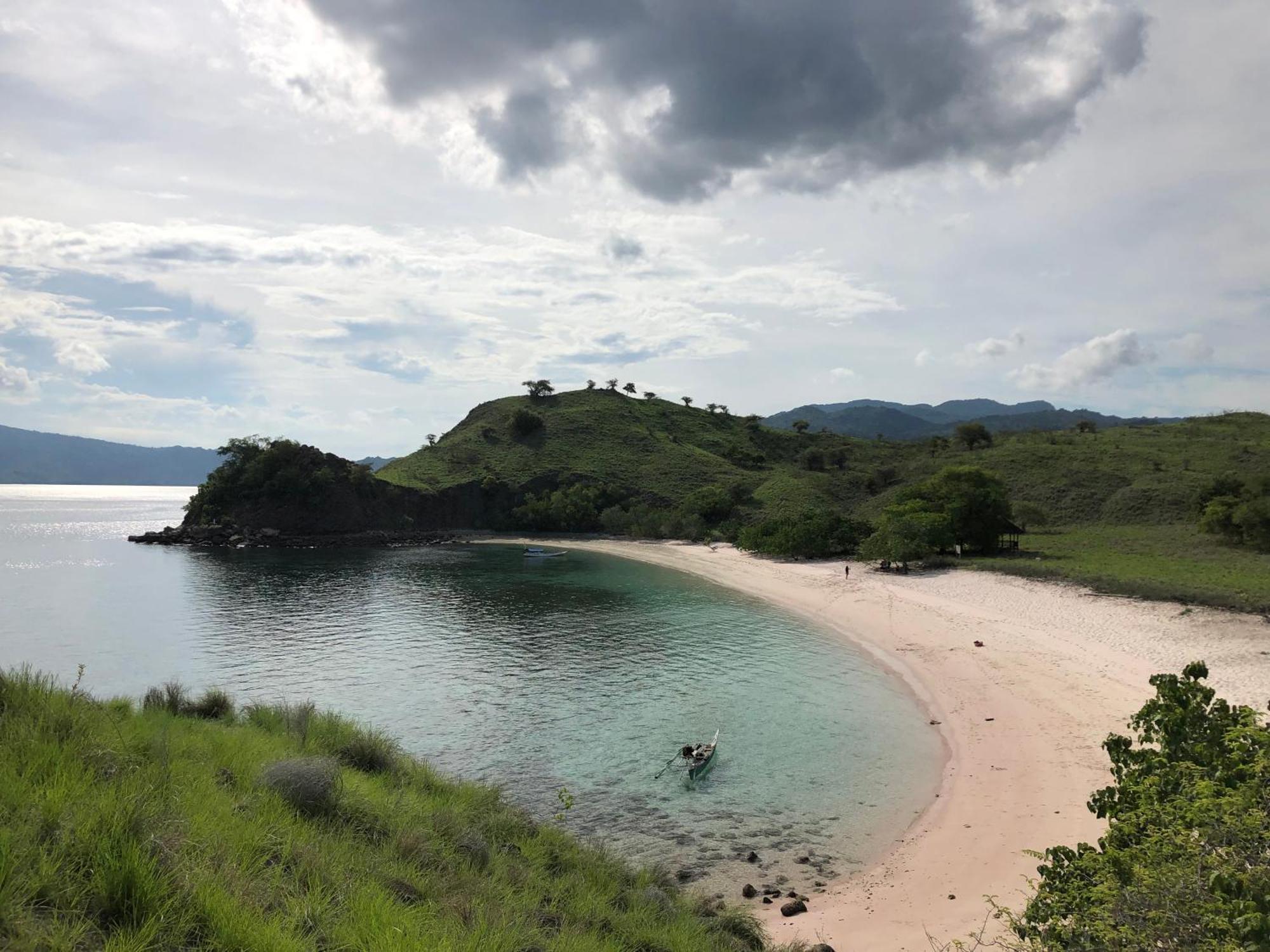 Dua Putri Komodo Homestay Exterior photo