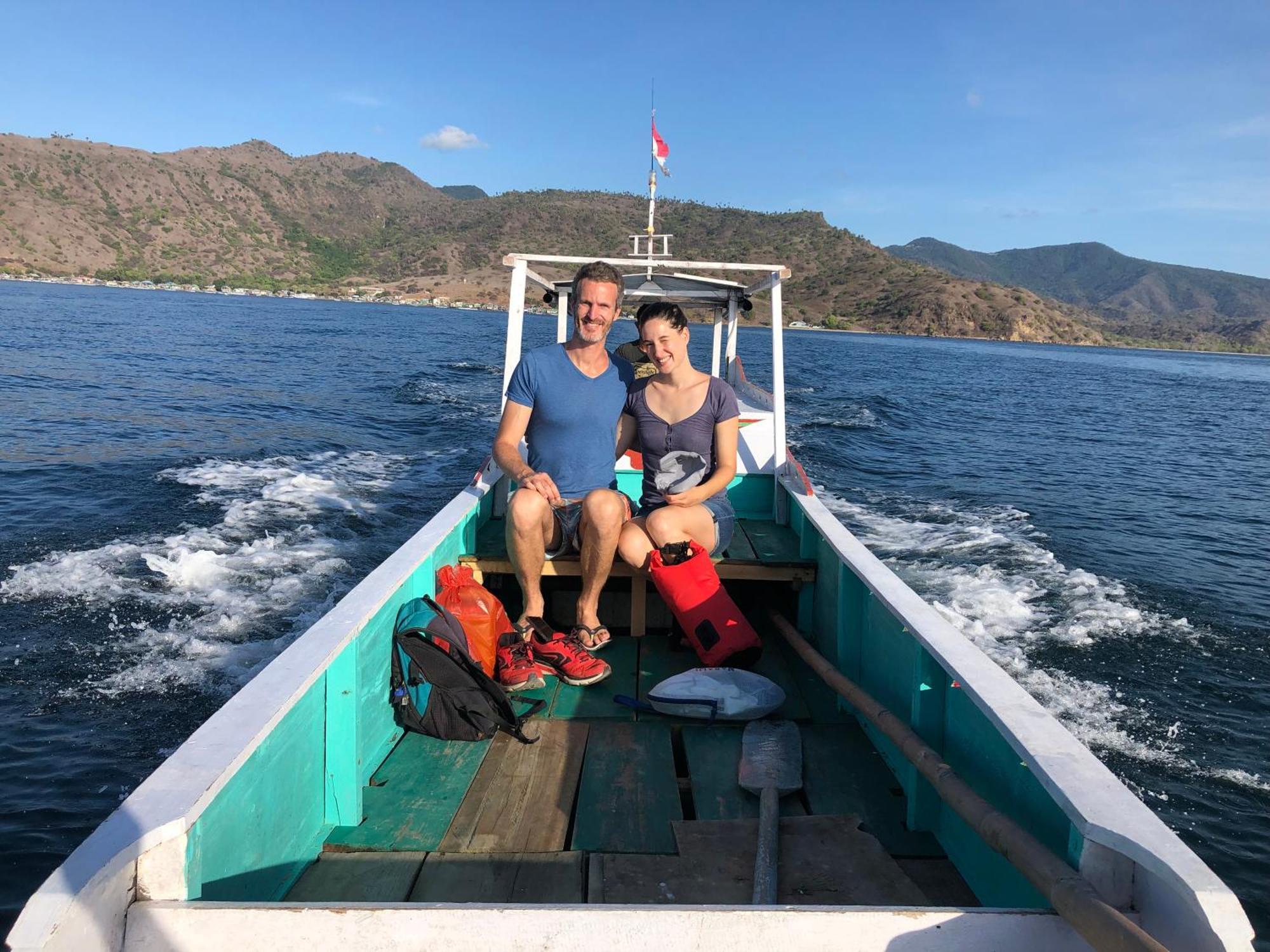 Dua Putri Komodo Homestay Exterior photo